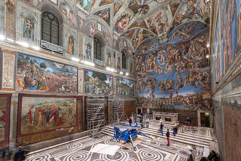 Después de 37 años, los que vivió Rafael, y durante sólo una semana, la Capilla Sixtina podrá volver a ser contemplada cómo la había soñado el artista de Urbino: Con los diez maravillosos tapices basados en sus pinturas que rivalizarán con los frescos de Miguel Ángel.