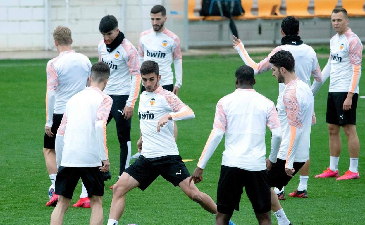 Los jugadores del Valencia CF, durante el entrenamiento de este martes, sin Rodrigo. 