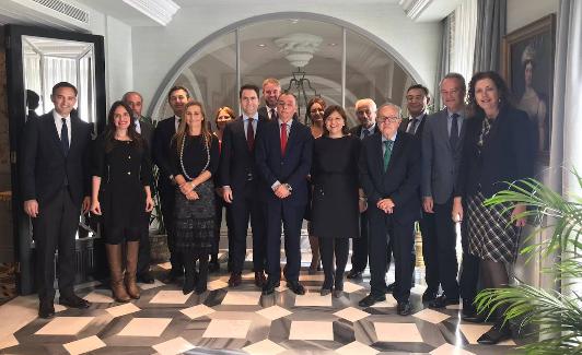 Reunión entre la cúpula de la CEV con diputados, senadores y dirigentes del PP. 