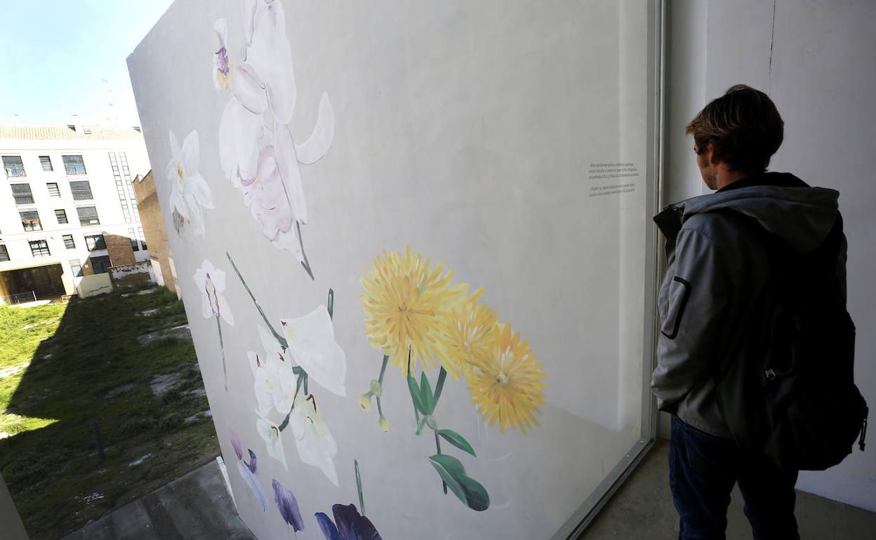 Imagen del mural de la exposición de Escif, artista de la falla municipal, en la fachada exterior del Centro del Carmen. 