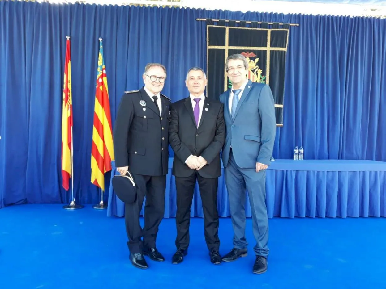 Collado, a la izquierda, cuando recibió la medalla-cruz al Mérito Profesional con distintivo azul por colaborar con la Policía Local de Valencia. lp