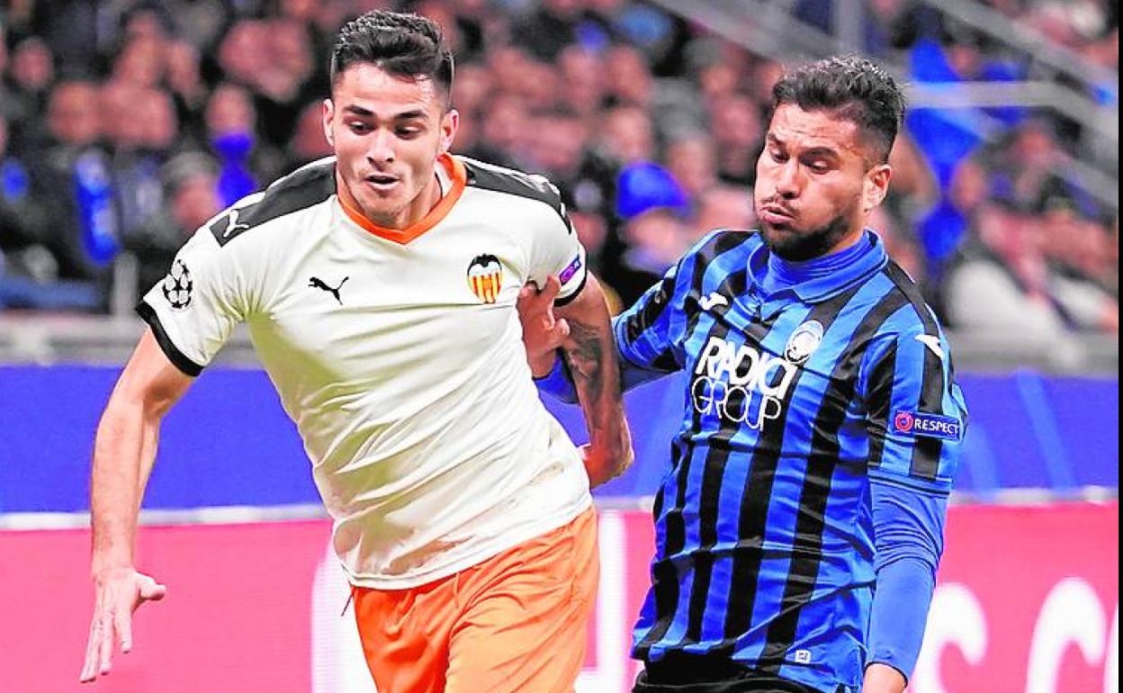 Maxi Gómez lucha con Palomino por el balón