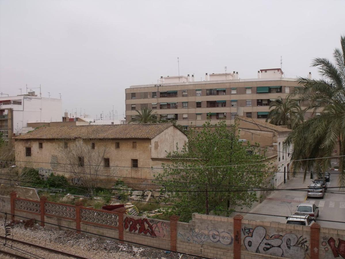 ALQUERÍA DEL PI (Alfafar, Valencia, Comunidad Valenciana) | Conocida también como la de Sapatos, la alquería se corresponde con la tipología de vivienda tradicional típica de la Comarca de l’Horta Sud de los siglos XVII y XVIII. La construcción se inició en XVII completándose el conjunto en los siglos XVIII y XIX. Se encuentra en el camino por el que pasaba la Vía Augusta y que comunica el municipio de Alfafar con la vecina ciudad de Valencia. Es de propiedad municipal desde los años 80.