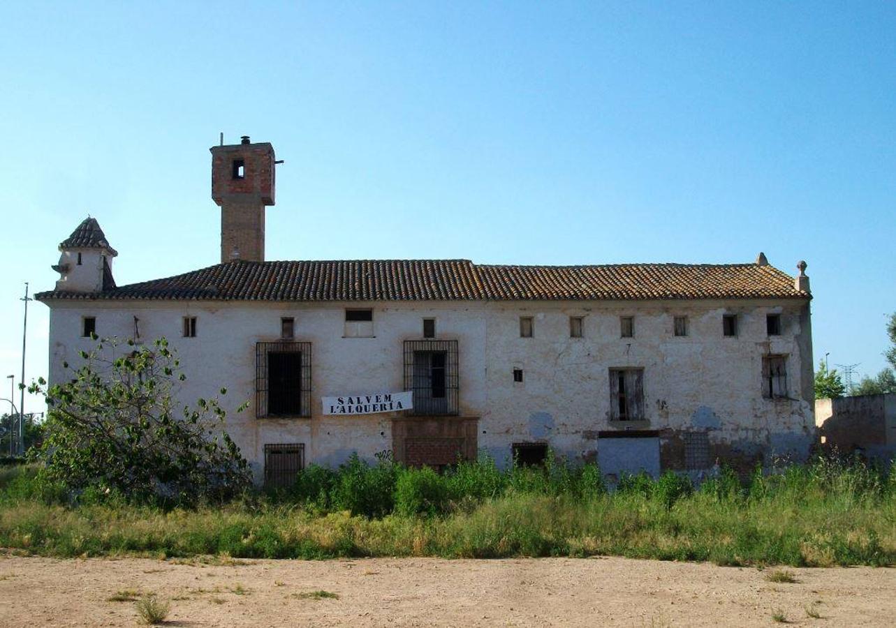 ALQUERÍAS VALENCIANAS | Son varias las típicas construcciones de la huerta valenciana que aún se mantienen alzadas. Antiguamente aún se podían ver más en el área metropolitana de Valencia. En su conjunto todas forman parte de la Lista Roja, destacando la Alquería de Falcó. Para la Asociación Hispania Nostra "58 alquerías y barracas valencianas corren un riesgo serio de desaparición".