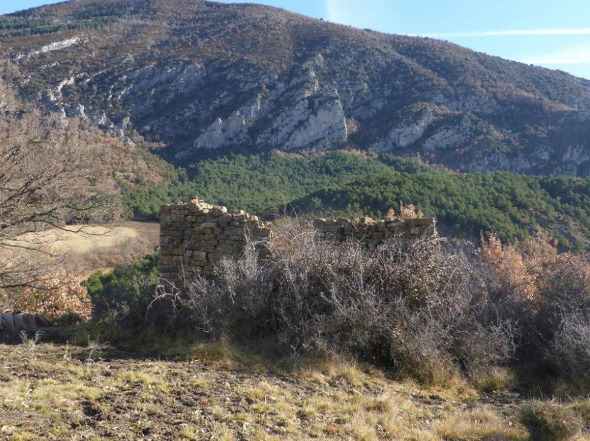 ERMITA DE SAN SATURNINO DE AGUASCALDAS (Valle de Bardají, Aragón, Huesca) | Originaria del siglo XI, se trata de una ermita de estilo románico lombardo situada al este de la localidad de Aguascaldas. Actualmente se ha perdido el recuerdo de su devoción. 