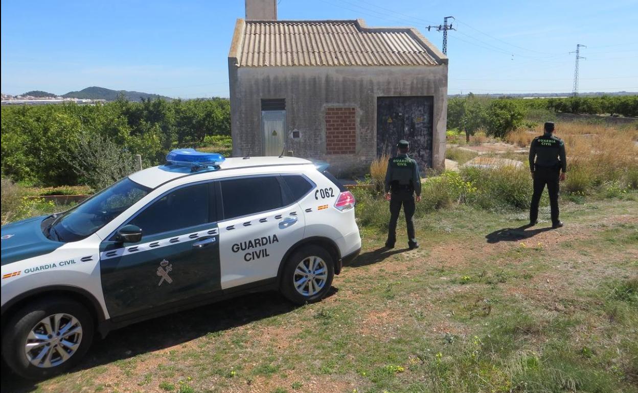 Los agentes de la Guardia Civil en la zona donde se han producido los hurtos.