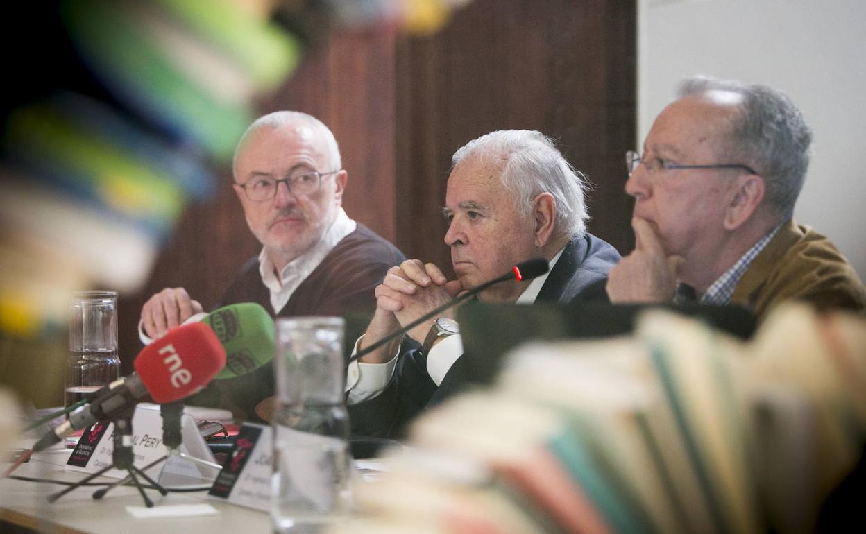 Joan Olmos, a la derecha, en la presentación de un informe sobre el puerto. 