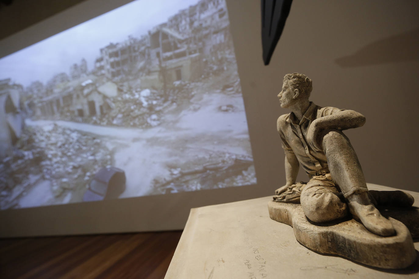 'Qué pasa con los insectos después de la guerra' es el nombre de la exposición que el artista Escif, encargado de la falla municipal para este 2020, ha presentado este jueves en el Centro del Carmen. El espacio cultural acoge de nuevo la muestra que acompaña al diseño del monumento, como ya hizo con la del creador Okuda (2018) o el dúo PichiAvo (2019).