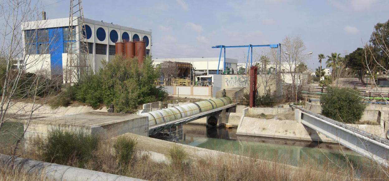 Instalaciones de la planta depuradora, junto al azarbe que desemboca en el mar. j. j. monzó