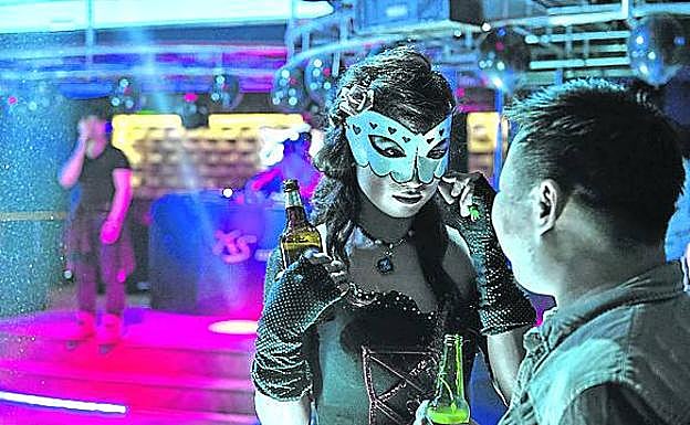 Dos homosexuales, en una discoteca de Ulán Bator.