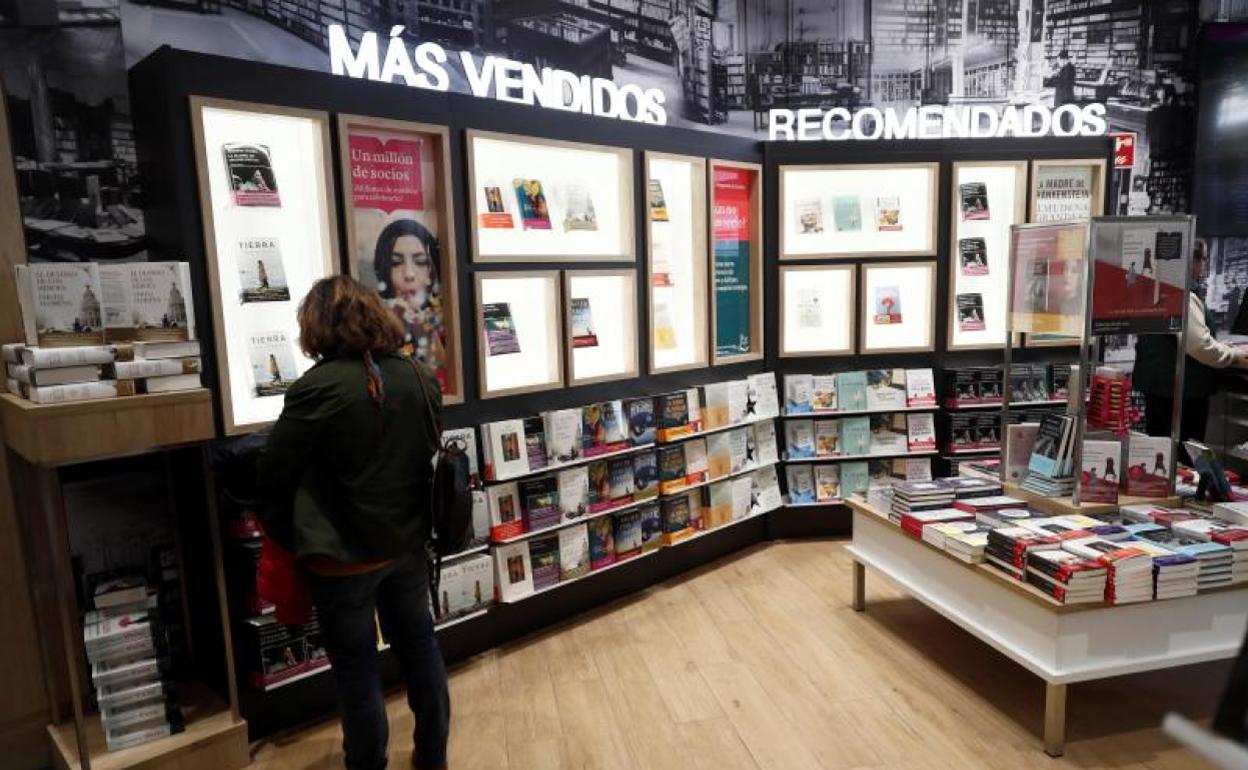 Una mujer observa los estantes de una librería de Madrid. 