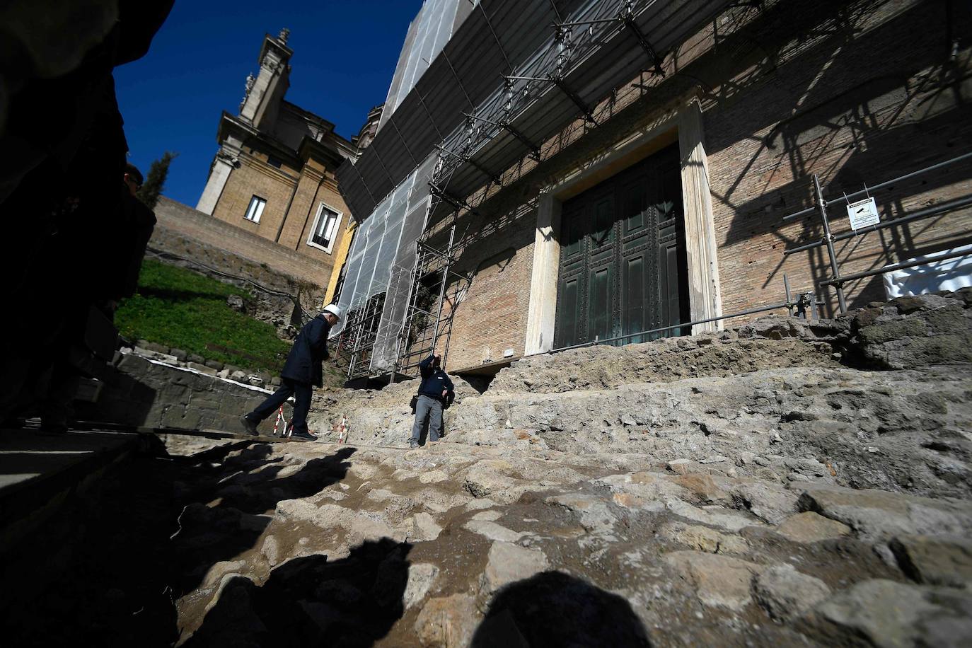 Podría tratarse de un monumento funerario dedicado a la memoria de quien, según la leyenda, fundó Roma junto con su gemelo Remo. 