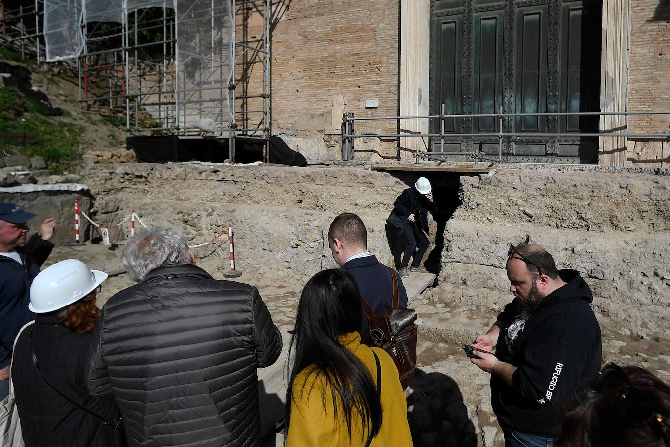 Varios arqueólogos hallaron en el corazón del Foro romano un sarcófago y un altar del siglo VI a.C en el lugar donde los antiguos romanos creían que estaba enterrado Rómulo.