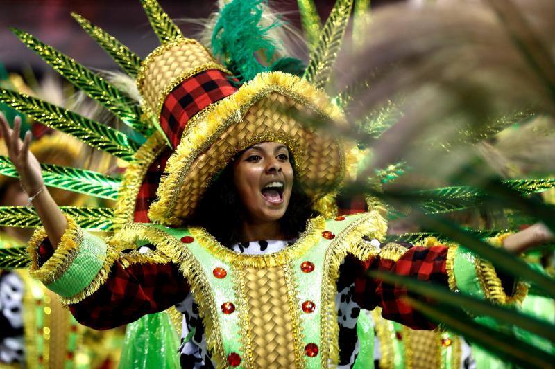 Las otras escuelas de samba que desfilan la madrugada del domingo cuentan las horas para llenar de nuevos colores el sambódromo de Anhembi y demostrar, como en esta primera velada, que la capital paulista puede dejar atrás su complejo de "ciudad gris" porque también sabe brillar. 