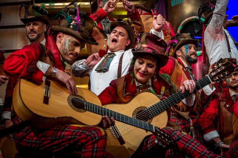 El Concurso Oficial de Agrupaciones Carnavalescas (COAC) que se celebra en el Gran Teatro Falla de Cádiz ha llegado a su fin con la celebración de la Gran Final este viernes. Estos han sido los ganadores: COMPARSAS: 1º Tino Tovar: Oh capitán, my capitán - 2º Martínez Ares: La chusma selecta - 3º Remolino: Los encaidenaos- 4º Jona: Los aislados || CUARTETOS: 1º El cuarteto del more... - 2º Vida y obra de Juan Carlos I, Bajo D - 3º Cari, resiste || CHIRIGOTAS: 1º Los Cadizfornia - 2º No aguantamos más... vamos de impacientes - 3º Los Geni de Cádi - 4º Estrés por cuatro || COROS: 1º La colonial- 2º Tócame- 3º Creaciones S.A. - 4º Al sonar las doce