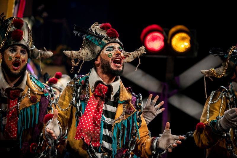 El Concurso Oficial de Agrupaciones Carnavalescas (COAC) que se celebra en el Gran Teatro Falla de Cádiz ha llegado a su fin con la celebración de la Gran Final este viernes. Estos han sido los ganadores: COMPARSAS: 1º Tino Tovar: Oh capitán, my capitán - 2º Martínez Ares: La chusma selecta - 3º Remolino: Los encaidenaos- 4º Jona: Los aislados || CUARTETOS: 1º El cuarteto del more... - 2º Vida y obra de Juan Carlos I, Bajo D - 3º Cari, resiste || CHIRIGOTAS: 1º Los Cadizfornia - 2º No aguantamos más... vamos de impacientes - 3º Los Geni de Cádi - 4º Estrés por cuatro || COROS: 1º La colonial- 2º Tócame- 3º Creaciones S.A. - 4º Al sonar las doce