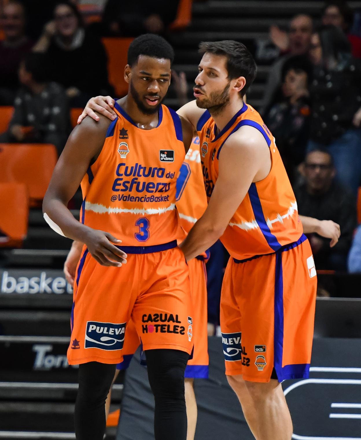 Loyd y Van Rossom, en un partido en la Fonteta. acbphoto / I. ferrera