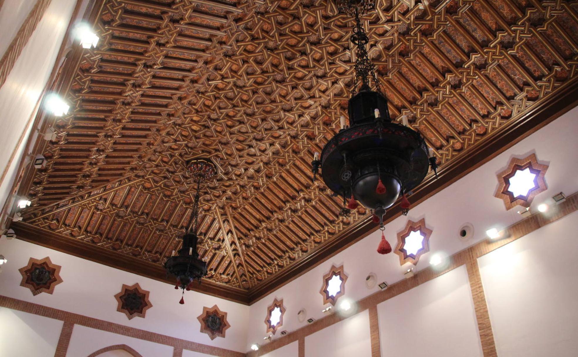 Interior de la antigua iglesia del Grupo San Francisco Javier en Campanar.