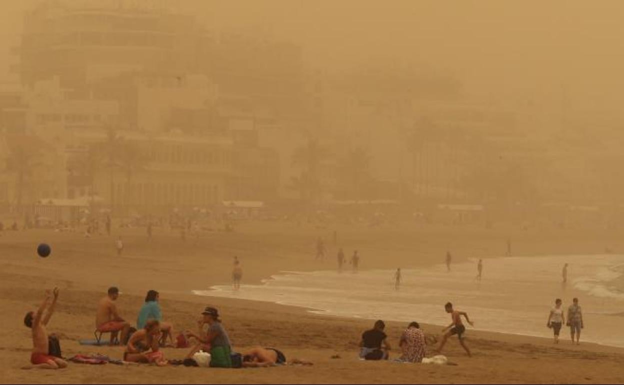 Calima en una playa de Las Palmas de Gran Canaria.