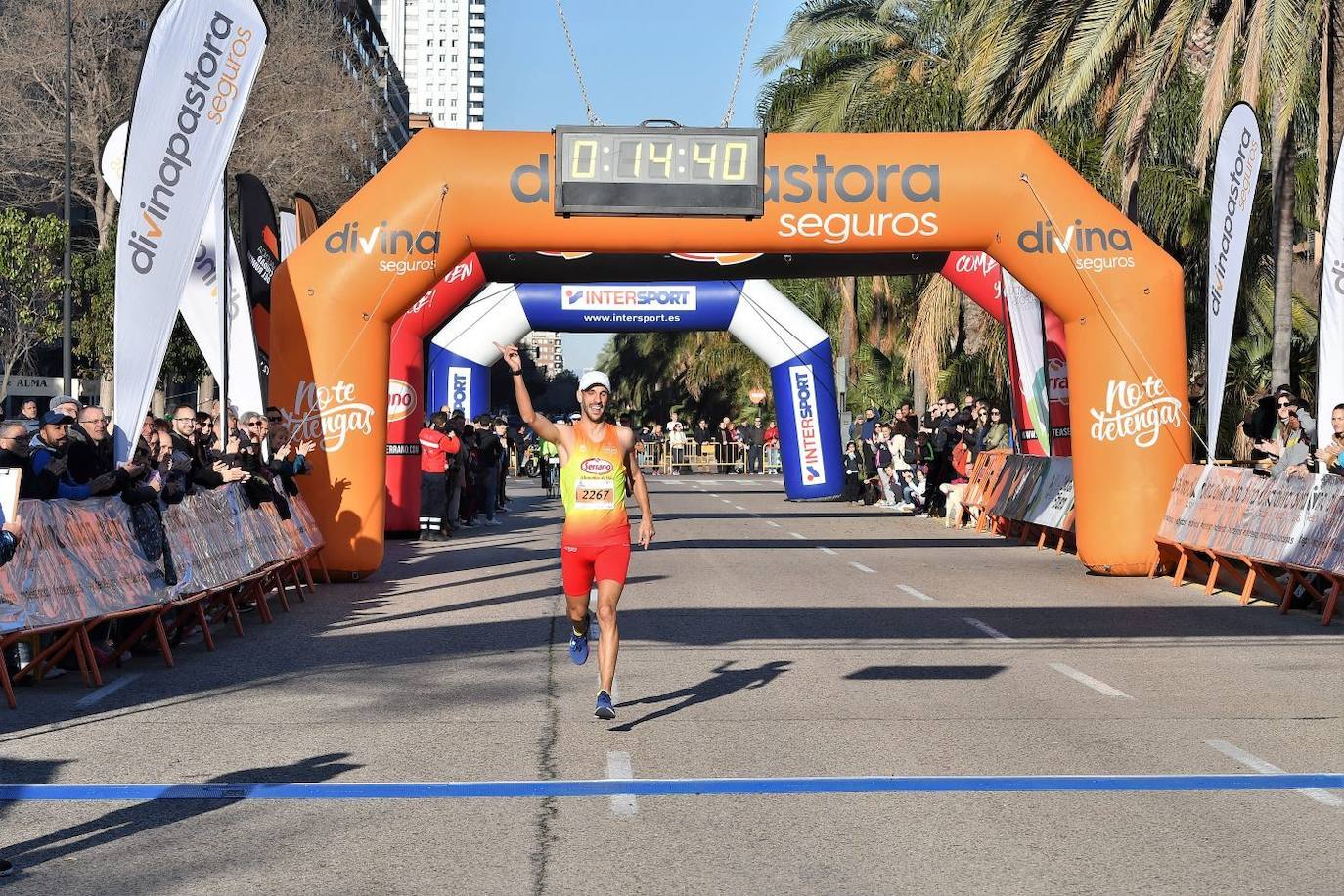 Miles de personas se dan cita en la VI Carrera Never Stop Running 2020 de Valencia con un recorrido de 5 kilómetros por las proximidades de la avenida de Francia.