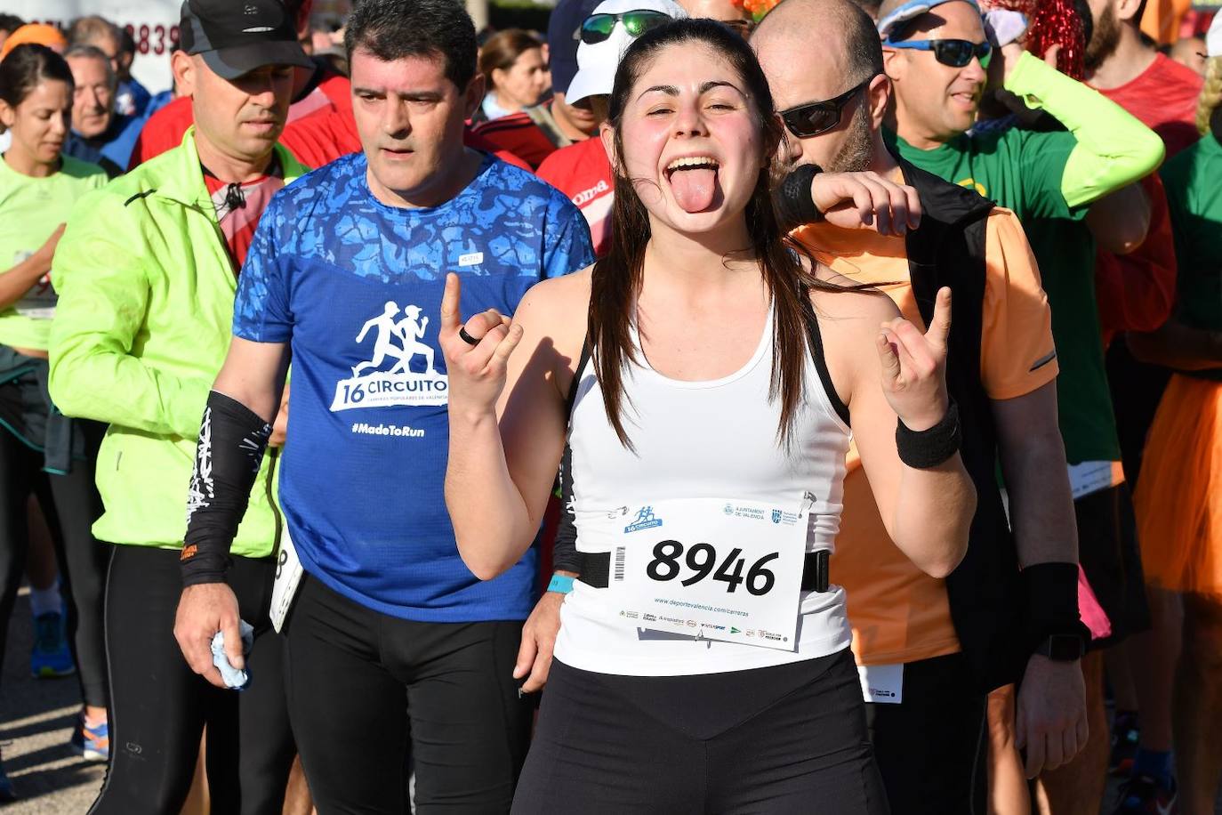 Miles de personas se dan cita en la VI Carrera Never Stop Running 2020 de Valencia con un recorrido de 5 kilómetros por las proximidades de la avenida de Francia.