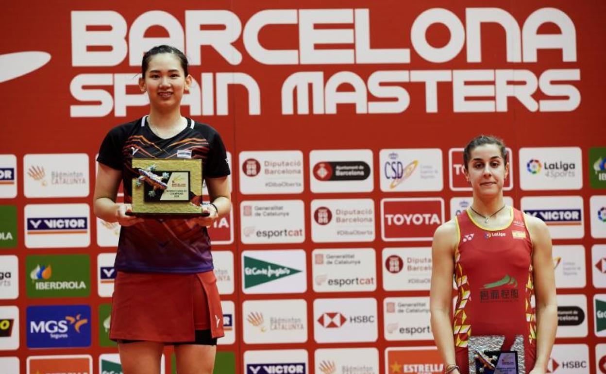 Carolina Marín (d), con el trofeo de subcampeona en Barcelona. 