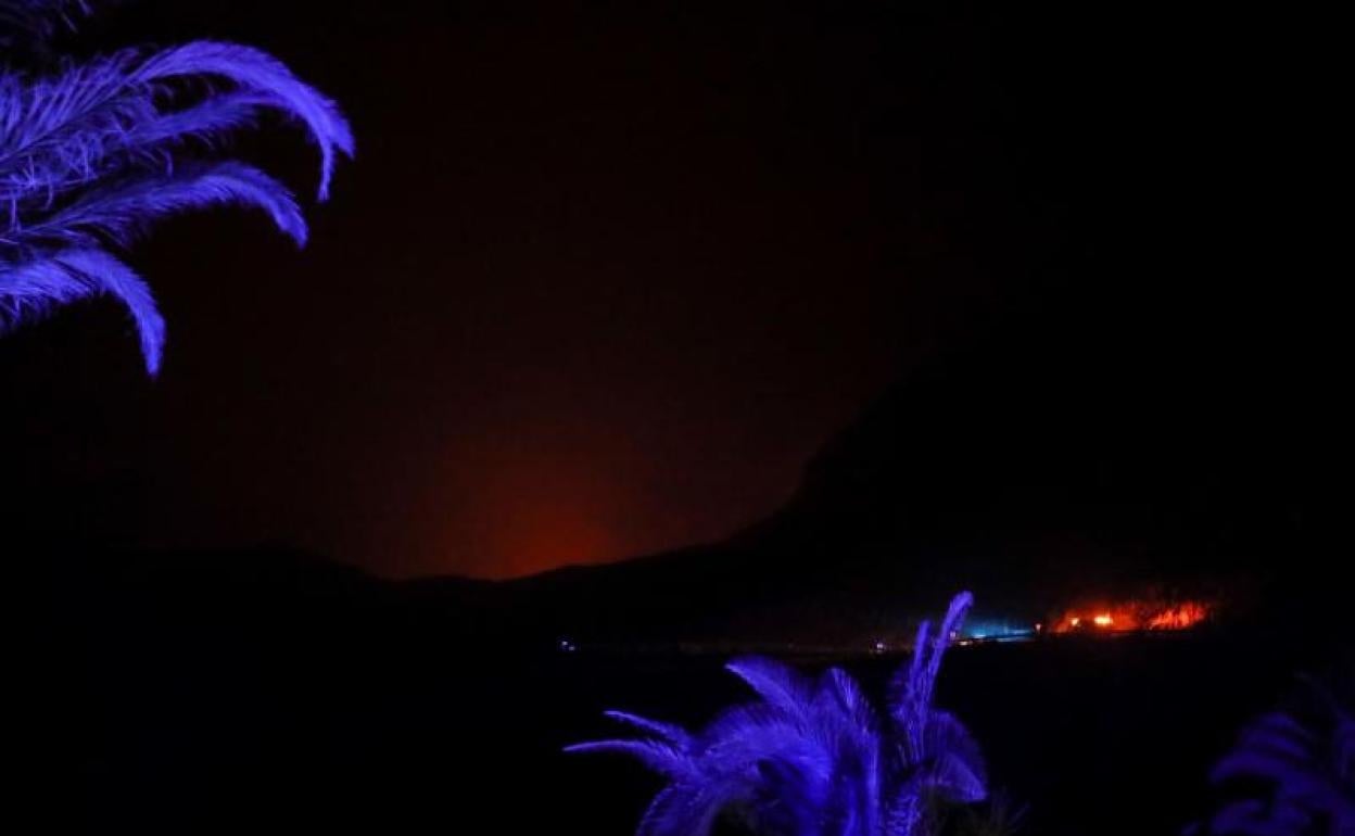 Vista desde el cruce de Veneguera del reflejo del incendio forestal declarado este sábado en la localidad de Tasarte (La Aldea).