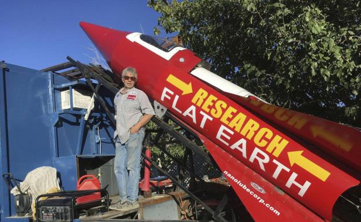 Muere Mike Hughes al intentar demostrar que la Tierra es plana tras estrellarse con su cohete casero