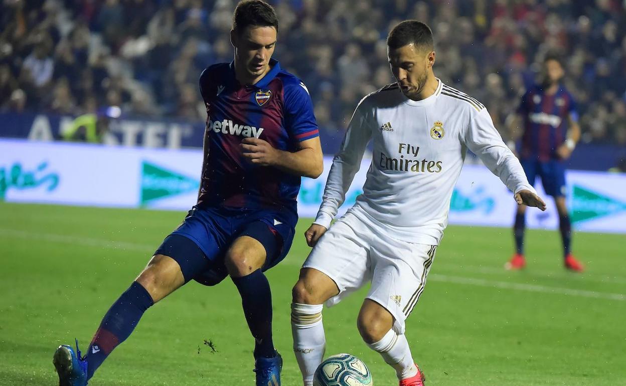 Vukcevic presiona a Hazard durante el partido del pasado sábado en Orriols.