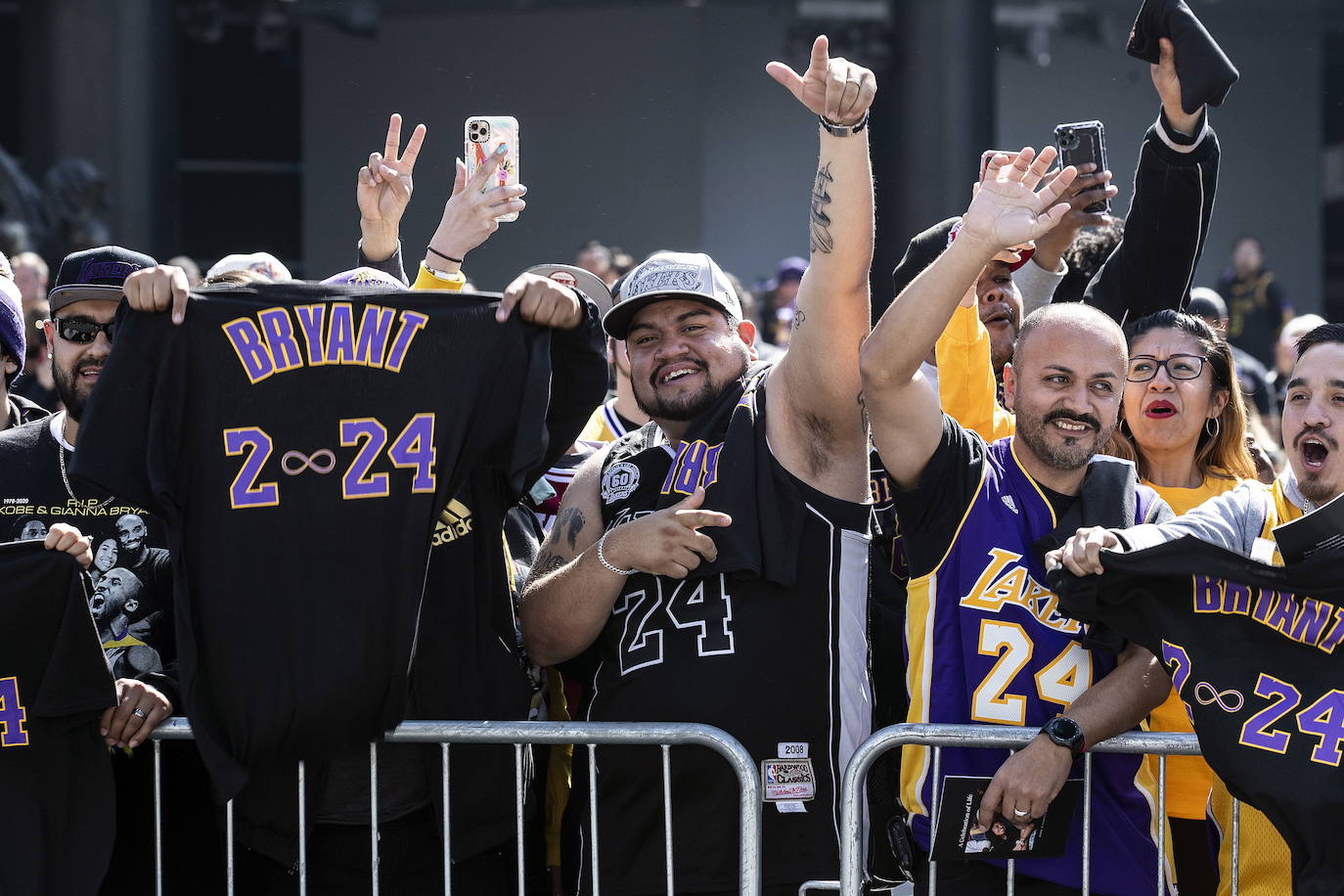 «Cuando Kobe Bryant murió una parte de mí murió»: Michael Jordan resumió el sentimiento de las 20.000 personas, entre celebridades, familiares, amigos y fanáticos del fallecido ídolo de los Lakers, reunidos este lunes en un emotivo tributo en su honor en Los Ángeles. Bryant (1978-2020) murió el 26 de enero en un accidente de helicóptero junto a su hija de 13 años y otras siete personas. Desde entonces, murales e improvisados altares se levantaron en la ciudad a la espera de esta ceremonia oficial, que se realiza en el Staples Center, conocido como «la casa que Kobe construyó» y donde ganó cinco títulos de la NBA. La fecha del 24 de febrero (24/02) también es simbólica: el 24 fue el número que Bryant vistió durante la segunda parte de la carrera, mientras que el 2 acompañó a su hija Gianna, también basquetbolista, en su corta carrera.