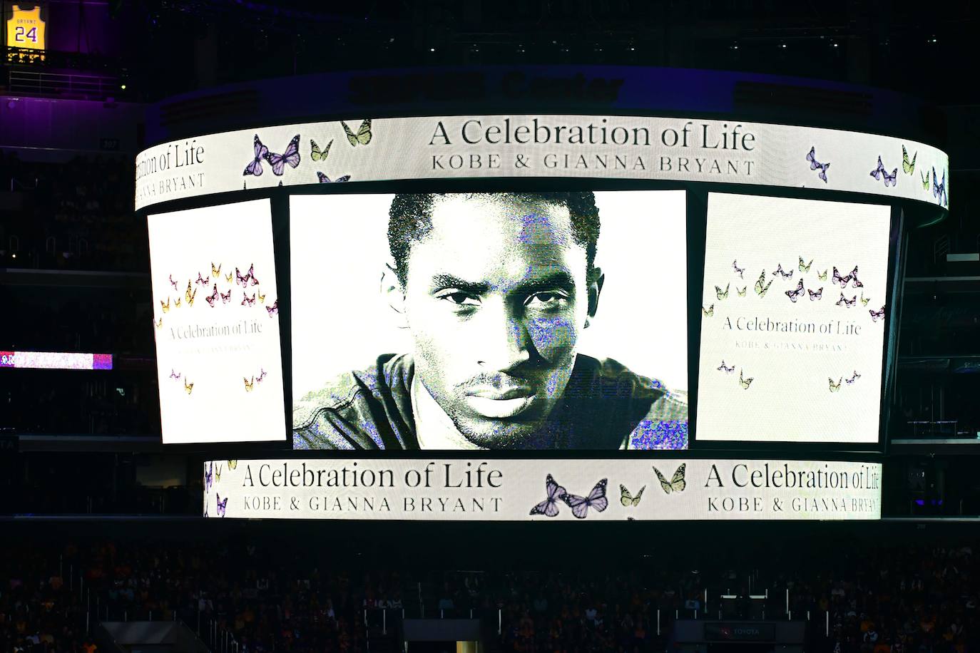 «Cuando Kobe Bryant murió una parte de mí murió»: Michael Jordan resumió el sentimiento de las 20.000 personas, entre celebridades, familiares, amigos y fanáticos del fallecido ídolo de los Lakers, reunidos este lunes en un emotivo tributo en su honor en Los Ángeles. Bryant (1978-2020) murió el 26 de enero en un accidente de helicóptero junto a su hija de 13 años y otras siete personas. Desde entonces, murales e improvisados altares se levantaron en la ciudad a la espera de esta ceremonia oficial, que se realiza en el Staples Center, conocido como «la casa que Kobe construyó» y donde ganó cinco títulos de la NBA. La fecha del 24 de febrero (24/02) también es simbólica: el 24 fue el número que Bryant vistió durante la segunda parte de la carrera, mientras que el 2 acompañó a su hija Gianna, también basquetbolista, en su corta carrera.