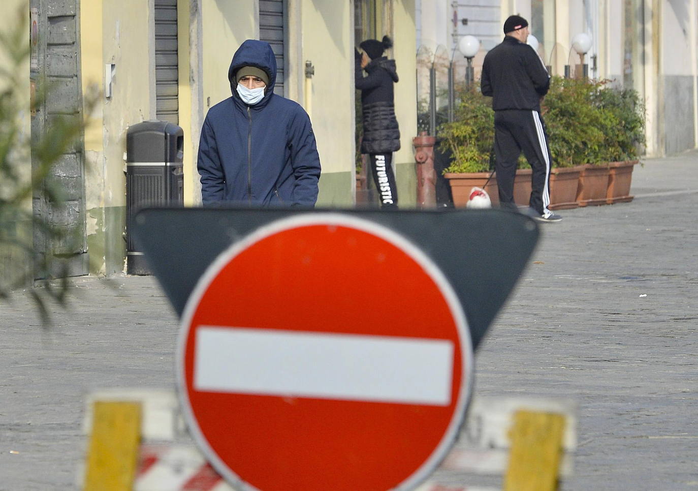 El norte de Italia comienza a aislarse por el brote de coronavirus que, desde este fin de semana, ha disparado el número de afectados. Al menos seis personas han fallecido y más de 200 se han contagiado por la rápida expansión del virus. Los supermercados han sido completamente vaciados y están prácticamente agotados los jabones desinfectantes y las mascarillas. El temor a que la difusión sea mayor ha llevado a las regiones de Piamonte, Lombardía y Véneto a la suspensión de fiestas, eventos, como el carnaval de Venecia, manifestaciones culturales y deportivas. Además, se han cerrado museos, escuelas y universidades. 