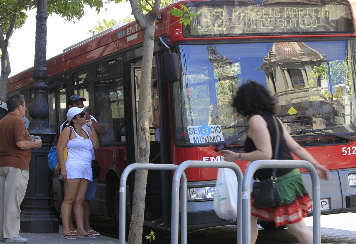 Usuarios suben a un autobús de los servicios mínimos en una de las últimas huelgas. juan j. monzó