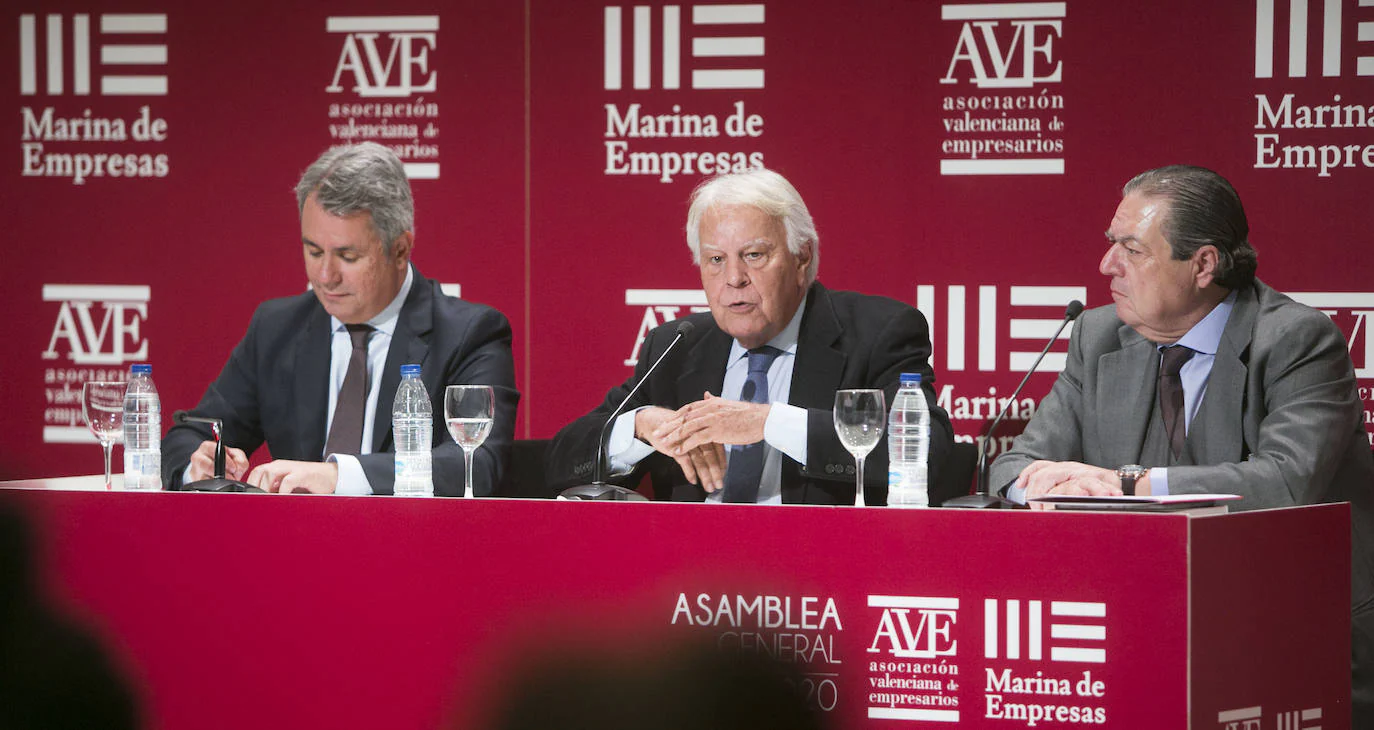 El expresidente del Gobierno Felipe González ha realizado este lunes un llamamiento al «diálogo y al consenso» para frenar la «inestabilidad política» imperante en los últimos cinco años, marcada por el conflicto catalán, y poder solucionar los problemas económicos y acometer las reformas estructurales pendientes. En su ponencia como invitado a la asamblea general de la Asociación Valenciana de Empresarios (AVE), ha expresado su preocupación por los efectos de esa inestabilidad a nivel político y también económico, aunque ha defendido que, en la historia de España, «lo normal siempre ha sido esta situación de incertidumbre y fragilidad institucional» frente a la «anomalía» de los «35 años de previsibilidad y estabilidad» previos.