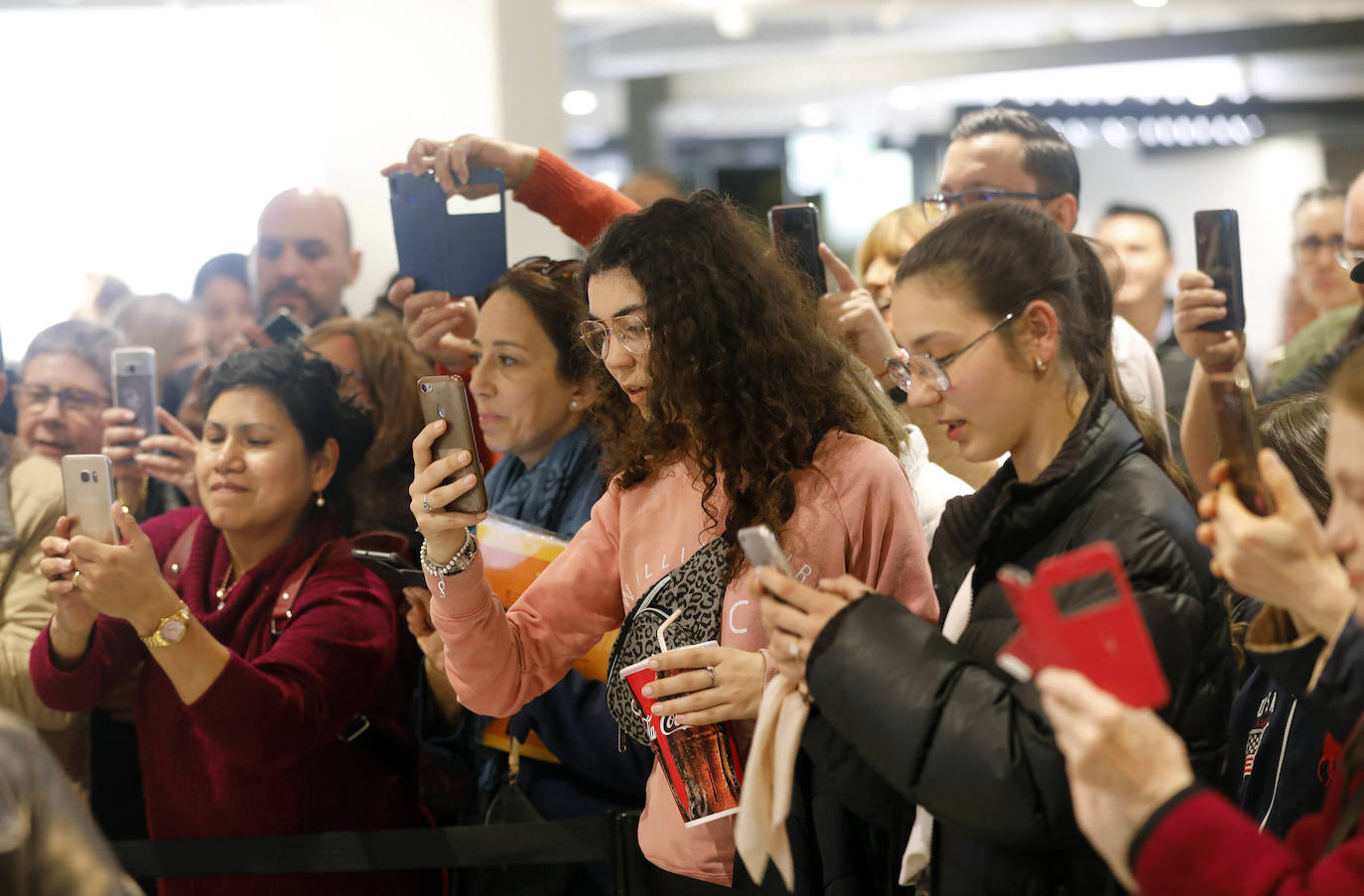 Cientos de personas han podido obtener su ejemplar firmado y hacerse fotos junto al expresidente del Gobierno en El Corte Inglés de Colón