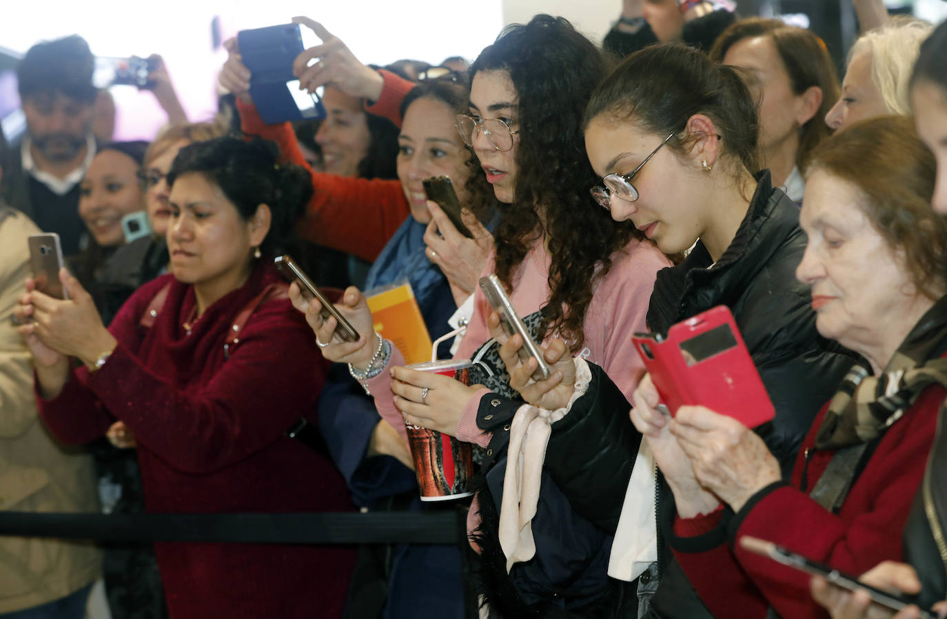 Cientos de personas han podido obtener su ejemplar firmado y hacerse fotos junto al expresidente del Gobierno en El Corte Inglés de Colón