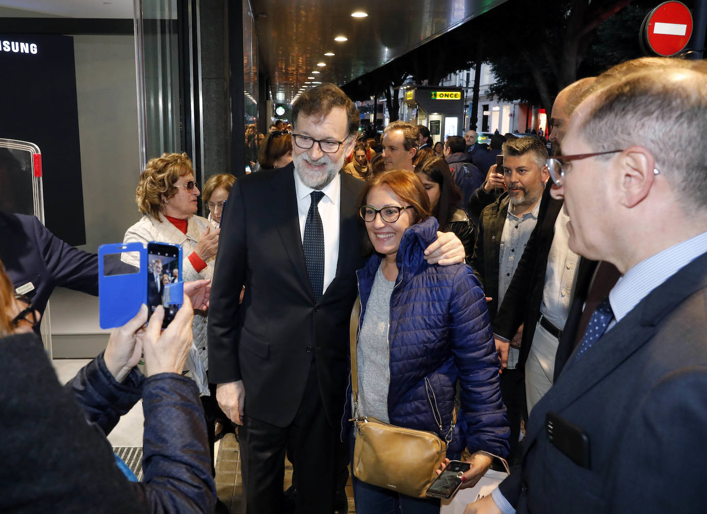 Cientos de personas han podido obtener su ejemplar firmado y hacerse fotos junto al expresidente del Gobierno en El Corte Inglés de Colón