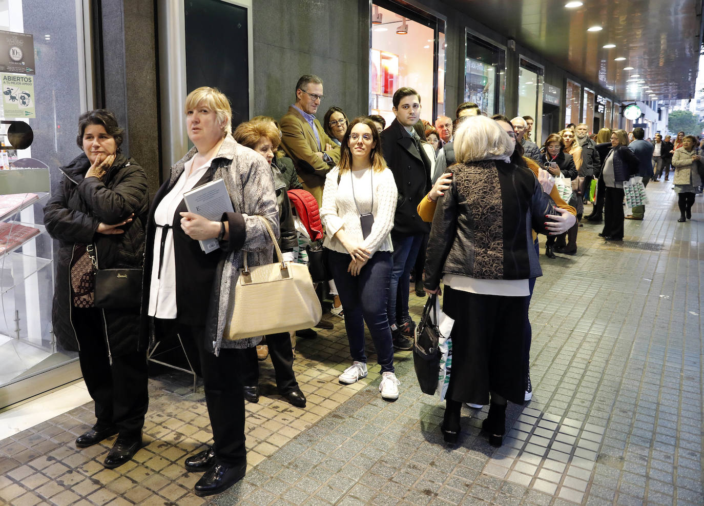 Cientos de personas han podido obtener su ejemplar firmado y hacerse fotos junto al expresidente del Gobierno en El Corte Inglés de Colón