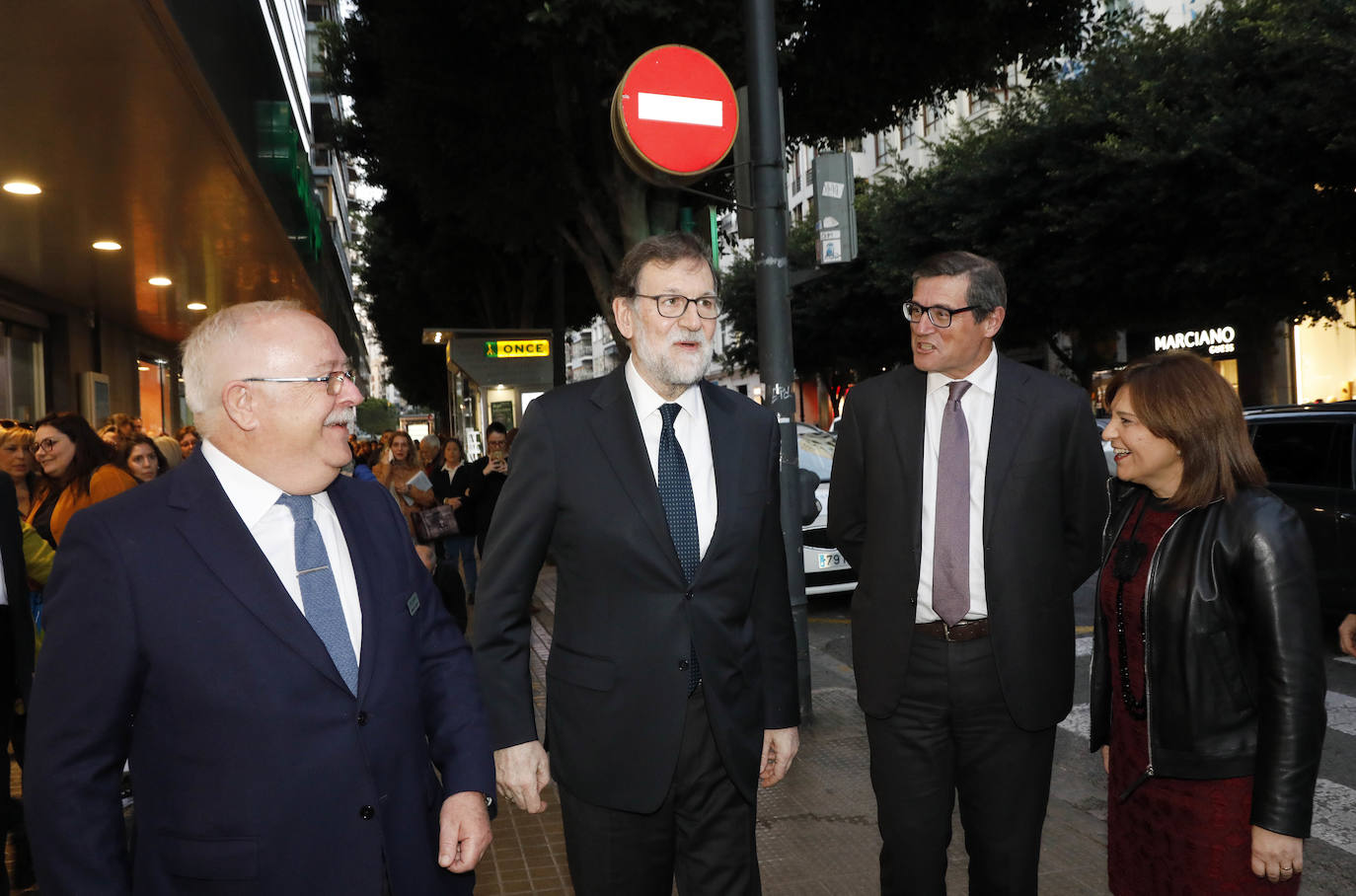 Cientos de personas han podido obtener su ejemplar firmado y hacerse fotos junto al expresidente del Gobierno en El Corte Inglés de Colón