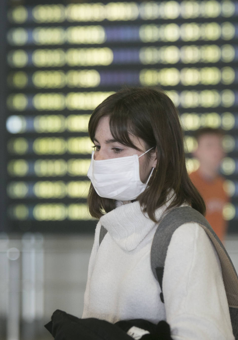 Pasajeros en el aeropuerto de Manises con mascarillas. 