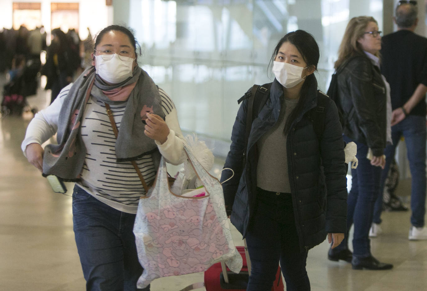 Pasajeros en el aeropuerto de Manises con mascarillas. 