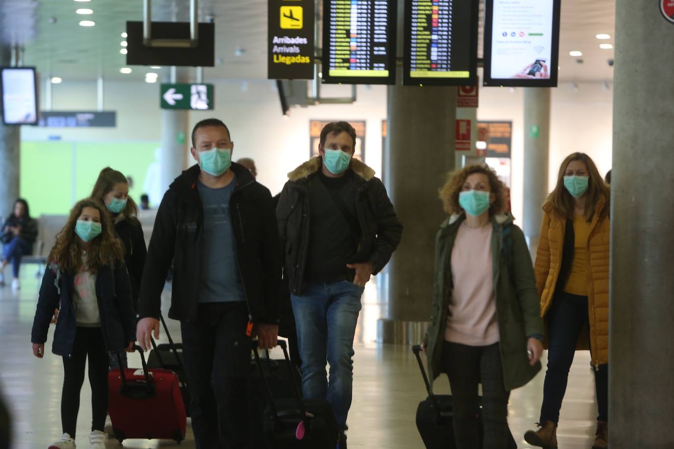 Pasajeros en el aeropuerto de Manises con mascarillas. 