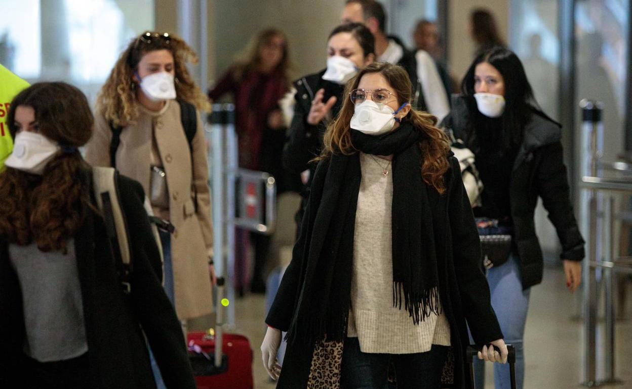 Viajeras procedentes de Italia, a su llegada al aeropuerto de Valencia este martes.