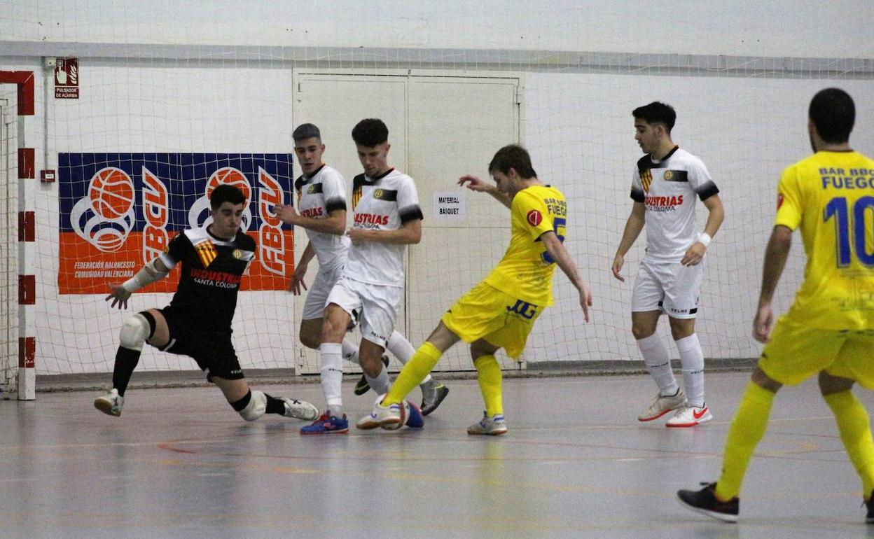 El dianense Nico disparando a portería. 