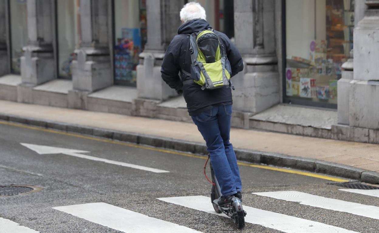 Un hombre circula en patinete eléctrico.