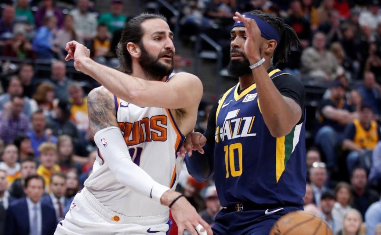 Ricky Rubio, en un lance ante Mike Conley. 