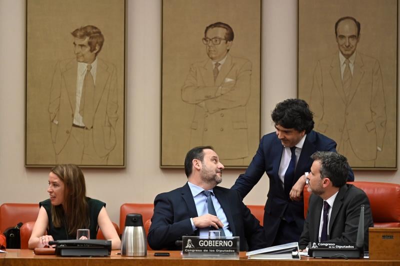 El ministro José Luis Ábalos conversa con diputados hoy en el Congreso de los Diputados 