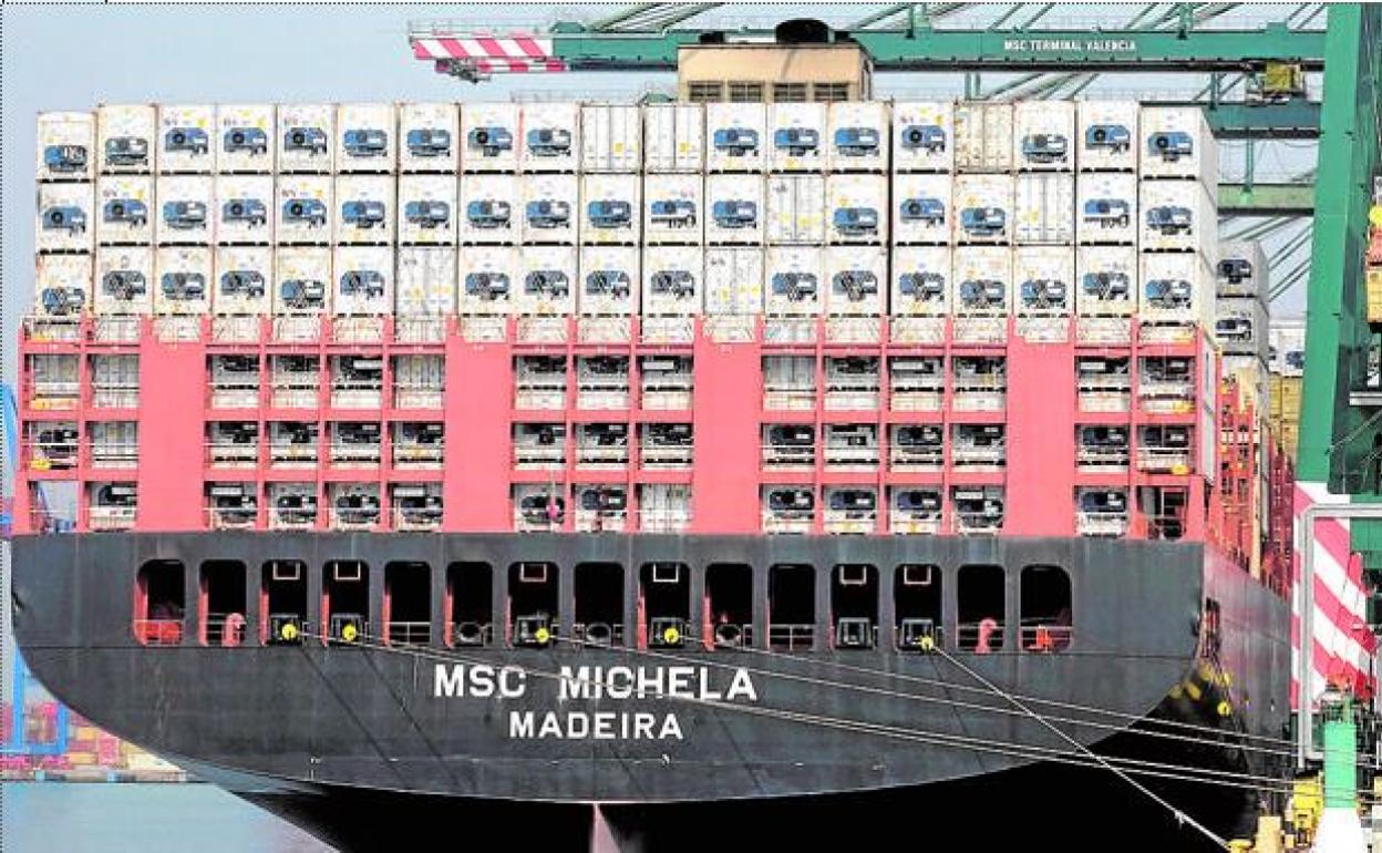 Un buque de mercancías de MSC, en la terminal del grupo en Valencia.