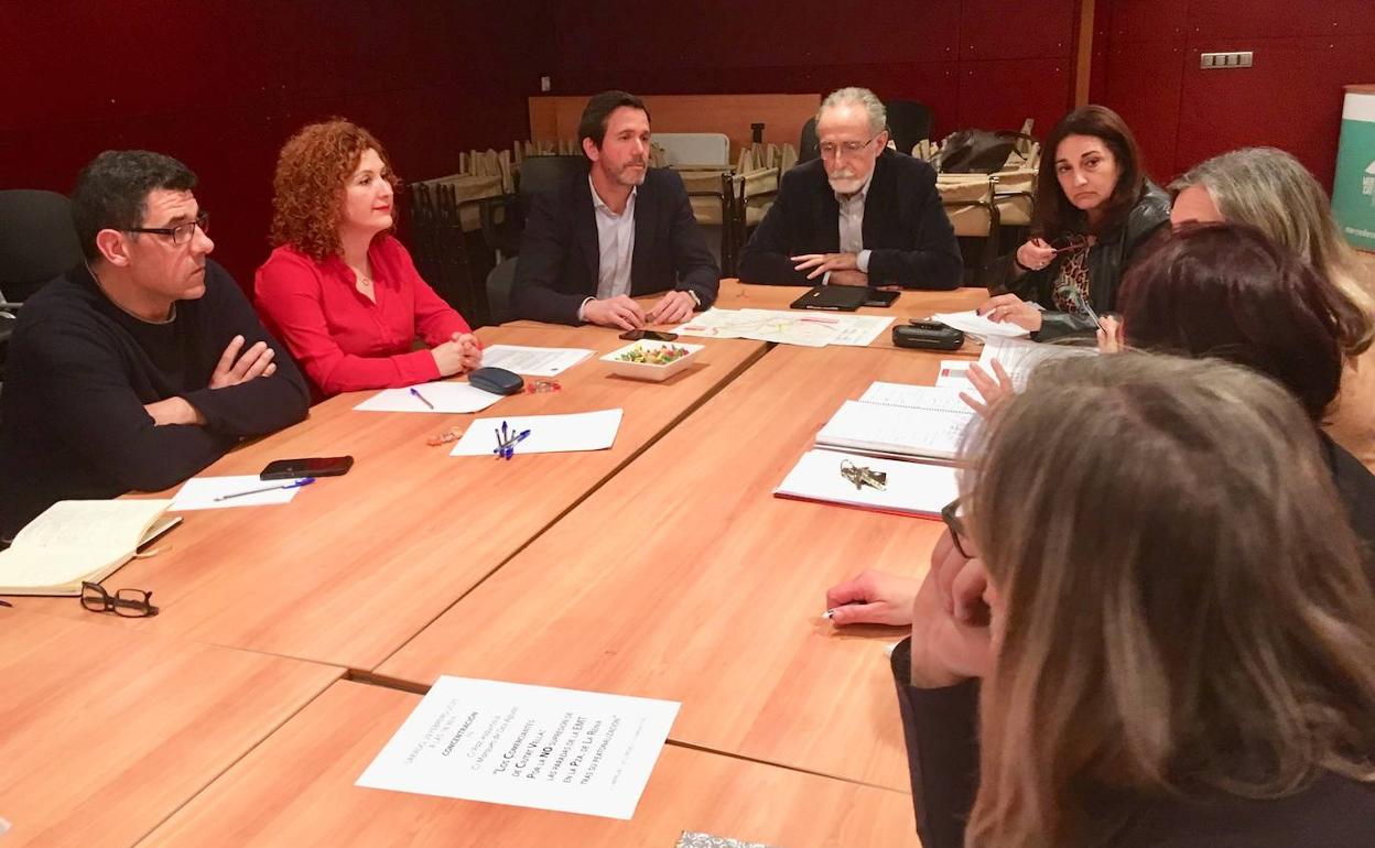 Reunión entre las asociaciones para debatir los cambios en la EMT: