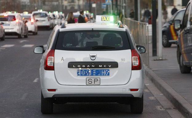 Dos jóvenes agreden y roban el teléfono móvil a un taxista en Abastos